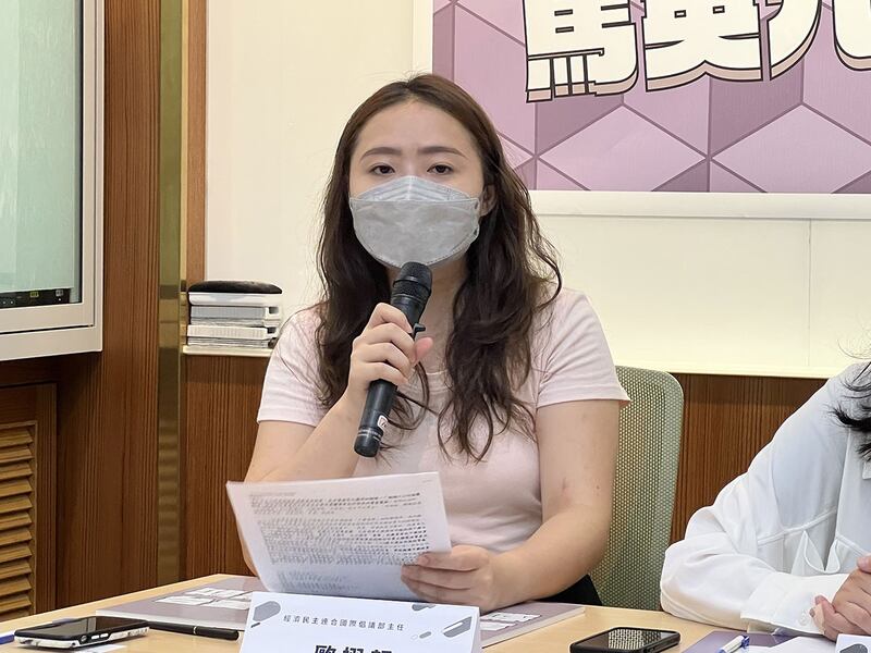 经济民主连合研究员欧栩韶提出,鸿海入主紫光影响台美经济战略伙伴关系。(记者 黄春梅摄)