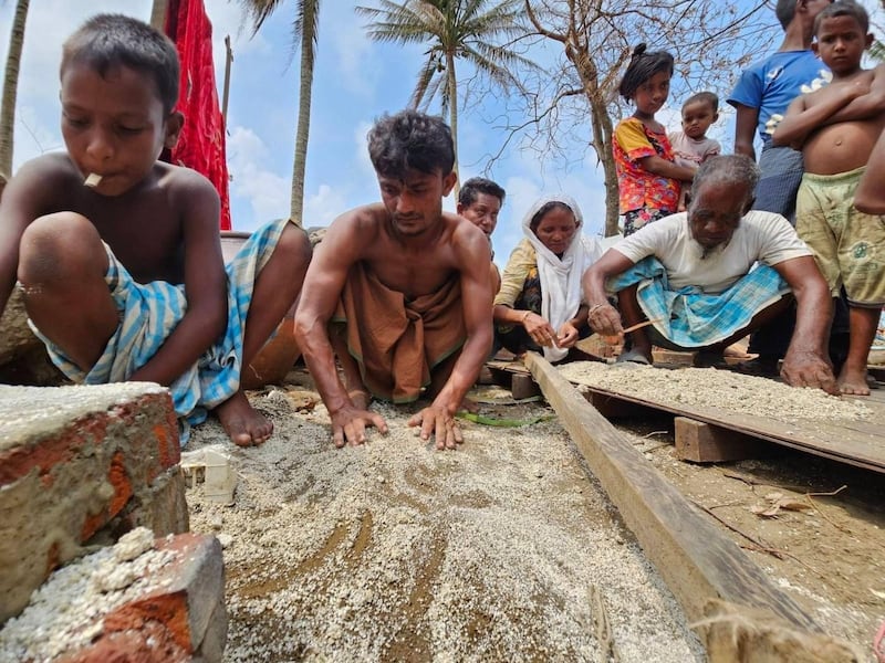 စစ်တွေမြို့နယ်၊ ဘုမေအုပ်စု၊ သဲချောင်းအုန်းတောရွာမှ ရိုဟင်ဂျာများအား ၂၀၂၃ ခုနှစ် မေလ ၂၀ ရက်နေ့က တွေ့ရစဉ်။ (Photo: RFA)