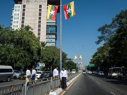 စစ်ကော်မရှင် ရွေးကောက်ပွဲမှာ ပြည်သူများ ကြားညပ်နေ