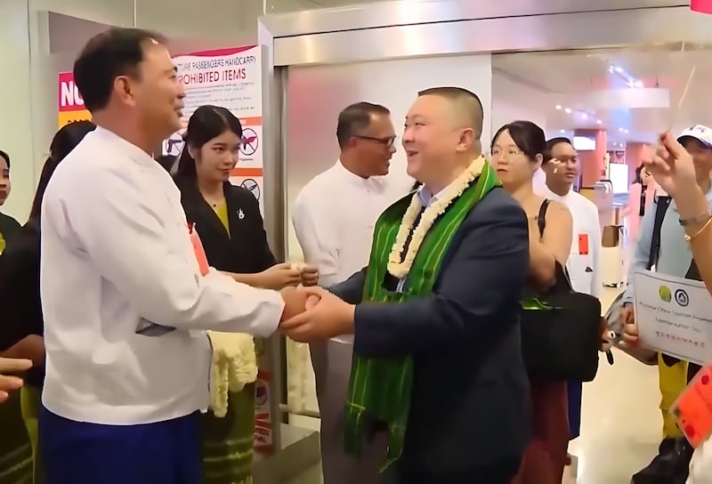 မြန်မာ - တရုတ် ခရီးသွားလုပ်ငန်းမြှင့်တင်ရေး ရင်နှီးကျွမ်းဝင်မှုဆိုင်ရာ ခရီးစဉ် (Familiarization Trip– FAM Trip) တွင် လိုက်ပါလာကြသည့် ကိုယ်စားလှယ်အဖွဲ့အား ၂၀၂၄ ခုနှစ်၊ မေလ ၁၀ ရက်နေ့က ရန်ကုန်မြို့တွင် တွေ့ရစဉ်။ (Photo: Ministry of Hotels and Tourism)