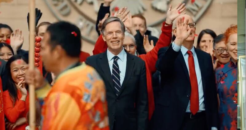 伯恩斯出現在賀年影片中，有網民祝願美國「自由民主快樂」。（駐中國美國大使館微博截圖）