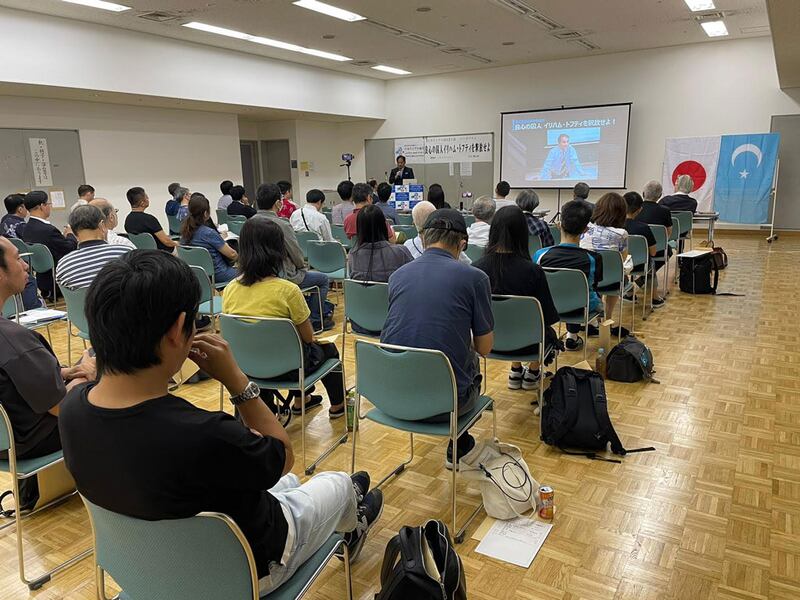 ئىلھام توختىنىڭ مۇددەتسىز قاماققا ھۆكۈم قىلىنغانلىقىنىڭ 10 يىللىقى مۇناسىۋىتى بىلەن ياپونىيە پايتەختى توكيودا ئۆتكۈزۈلگەن مەخسۇس يىغىندىن كۆرۈنۈش. 2024-يىلى 23-سېنتەبىر، توكيو