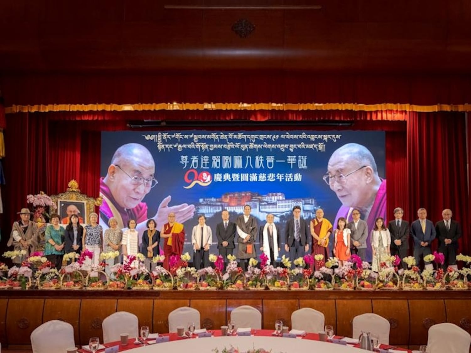 ཐའེ་ཝན་དུ་སྤྱི་ནོར་༧གོང་ས་༧སྐྱབས་མགོན་ཆེན་པོ་མཆོག་གི་འཁྲུངས་སྐར་སྲུང་བརྩི་ཞུས་པ།