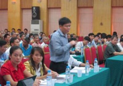 Luật sư Trần Vũ Hải và trợ lý thuộc văn phòng luật sư Trần Vũ Hải – được các hộ dân ủy quyềncho buổi đối thoại với Bộ Tài nguyên Môi trường hôm 21 tháng 8