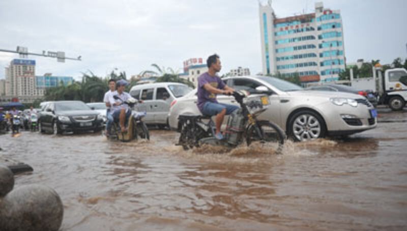 超強颱風“威馬遜”7月18日吹襲海南省,成為41年來登陸華南最強的颱風,圖為7月19日海口市受災情況。風災至今造成海南全省24人死亡或失蹤,受災人口逾320萬人。(法新社圖片)