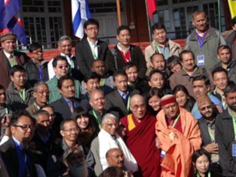 图片： 出席“国际声援西藏组织特别大会”的华人代表等与达赖喇嘛合影。 （记者丹珍拍摄）