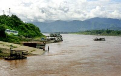 Sông Mekong trên địa phận Trung Quốc, bến phà Lancang bên trái phía phải sông là tỉnh Guanlei, Miến Điện.