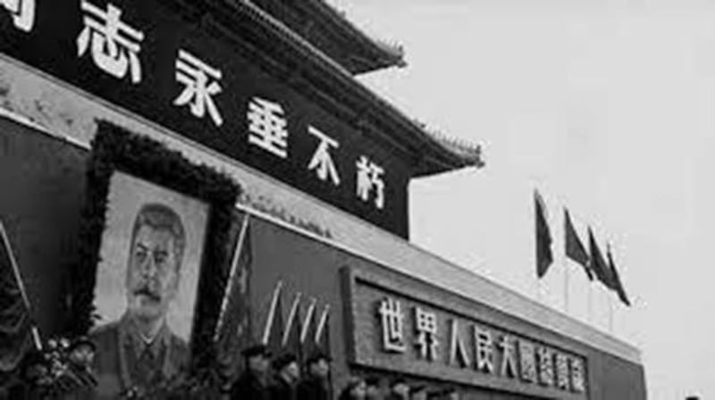 斯大林死后,中国天安门城楼上挂上了斯大林相片。(Public Domain)