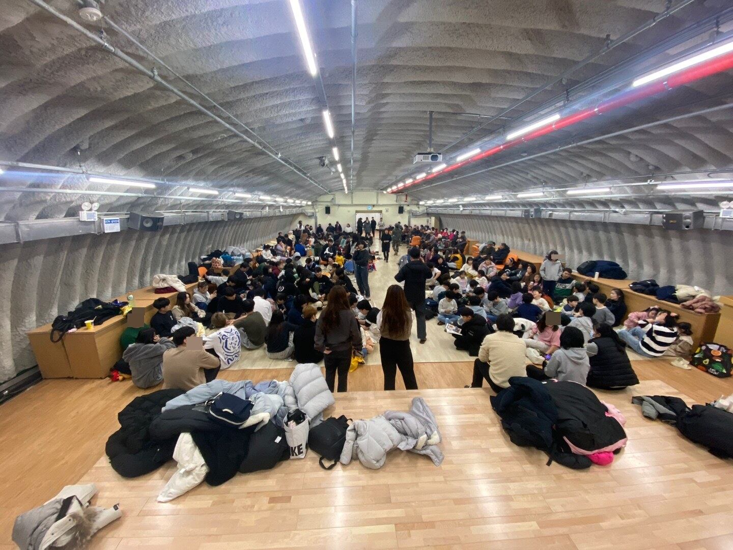 5일 북한의 서해 해상 완충구역 해안포 사격으로 서해 북단 연평도 주민들이 대피소로 대피해 있다.