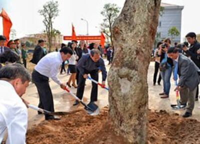 Các đại biểu, các lãnh đạo tham gia trồng cây tại Khu trung tâm hành chính huyện Mê Linh.(Melinh.hanoi.gov) Nhổ một cây cổ thụ nơi này để ‘trồng' ở nơi khác, có được coi là trồng cây không? (Blog Quê Choa)
