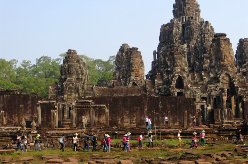 ភ្ញៀវទេសចរបរទេសនាំគ្នាទៅទស្សនាប្រាសាទបាយ័ន នៃបរិវេណអង្គរធំ។ រូបថតថ្ងៃទី២៩ ខែមករា ឆ្នាំ២០១៥