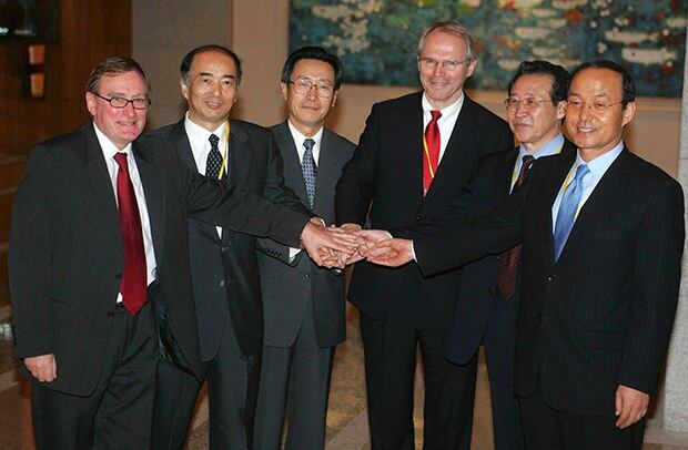 2005년 9월 13일 베이징에서 열린 북핵 6자회담 당시 남.북한과 미국, 중국, 일본, 러시아 6개국 대표들이 악수하는 모습.
