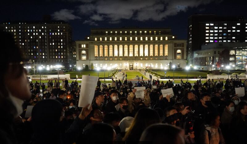 11月28日晚,哥伦比亚大学“白纸革命”集会现场聚集了数百人,有各大学的留学生和其他在美华人。他们用中文普通话一遍又一遍高喊“不要封控要自由,不要谎言要尊严,不要文革要改革,不要领袖要选票,不做奴才做公民”“言论自由,新闻自由”等口号。(记者艾玛摄)