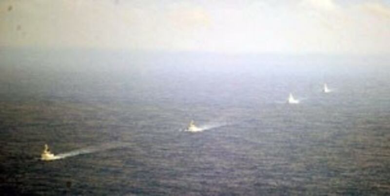 图片:据防卫省表示,日本海上自卫队发现的4艘中国海军导弹驱逐舰并未驶入日本领海。因为目前还是在公海上行驶,因此没有触动国际法的问题。(南洲提供)