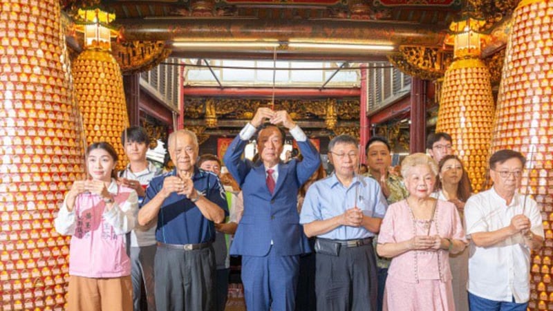 郭台铭与柯文哲赴新竹城隍庙祭拜。(台湾民众党提供)