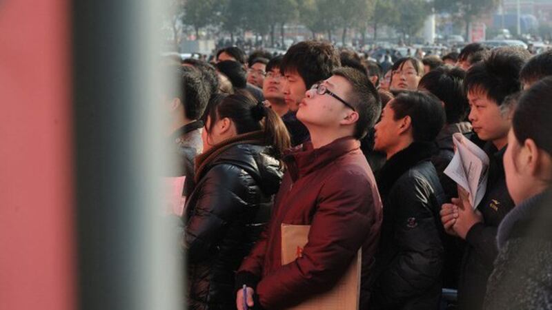 中美贸易战加快了中国外资企业撤离中国的速度，中国的失业人数迅速增加。图为求职者在参加安徽省合肥市招聘会。（资料图/法新社）