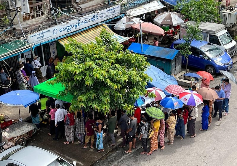 ရန်ကုန်မြို့ရှိ ဆေးဆိုင်တစ်ဆိုင်တွင် ဆေးဝယ်ယူရန် တန်းစီနေသူများကို ၂၀၂၂ ခုနှစ် ဇူလိုင် ၂၂ ရက်နေ့တွင် တွေ့ရစဥ်။ (Photo: RFA)