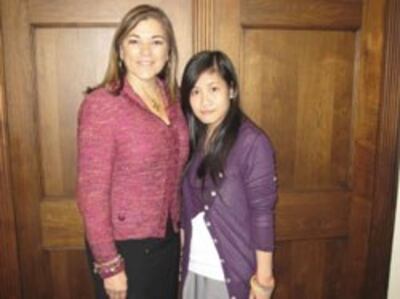 Nữ Dân biểu Hoa Kỳ Loretta Sanchez trong buổi gặp gỡ Cô Đỗ Thủy Tiên, con gái nhà văn Trần Khải Thanh Thủy. Courtesy lorettasanchez.house.gov