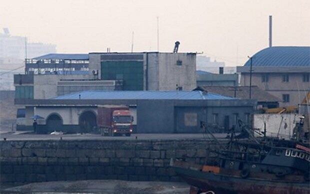 중국 국경에서 바라본 북한 포구에 화물차가 들어오고 있다.