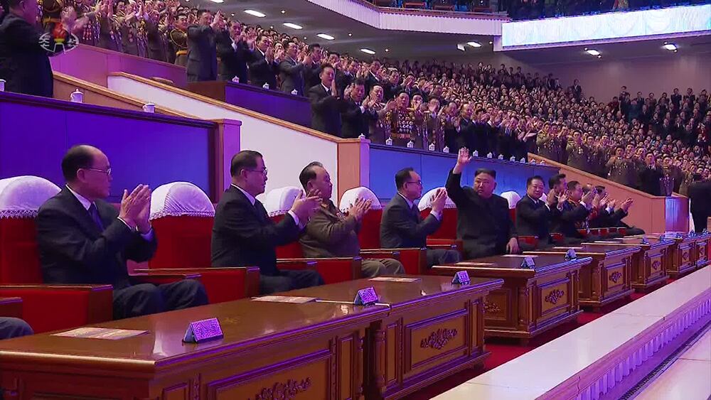 14일 김정은 국무위원장이 전날 평양체육관에서 열린 8차 당대회 기념 공연 '당을 노래하노라'를 관람하는 모습.