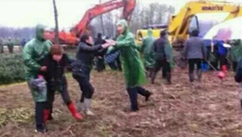 2015年4月7日,安徽省六安市裕安區蔬菜村大批警察、城管等入村強徵地,過百名村民獲悉後陸續趕到現場阻工,結果遭鎮壓。(村民提供)