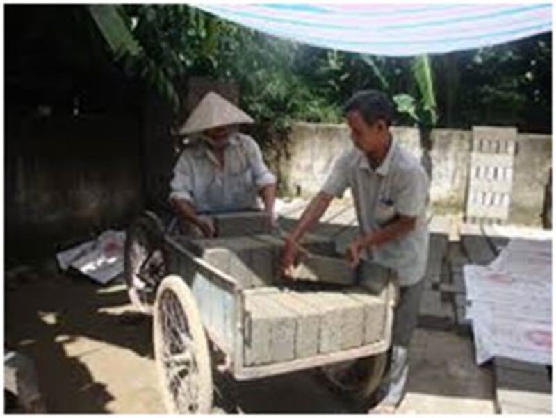 Hộ đúc bờ lô ở Tây Lộc, được sự giúp đỡ của Trung Tâm Khuyến Khích Tự Lập. Ảnh chụp tháng 8/2015. PHOTO: TTKKTL.
