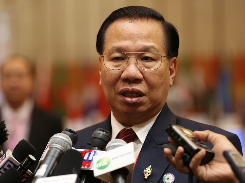 សមាជិកសភាមកពីគណបក្សប្រជាជនកម្ពុជា និងជាអនុប្រធានសភាក្រុមជាតិ អេ.ភី.អេ (APA) លោក ឈាង វុន ផ្ដល់បទសម្ភាសន៍ដល់អ្នកសារព័ត៌មានបន្ទាប់ពីបញ្ចប់កិច្ចប្រជុំ នៅថ្ងៃទី៨ ខែធ្នូ ឆ្នាំ២០១៥។