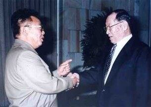 1998년 북한을 방문한 정주영 현대그룹회장이 숙소를 방문한 김정일 북한 당총비서와 악수를 나누며 대화를 하고 있다.