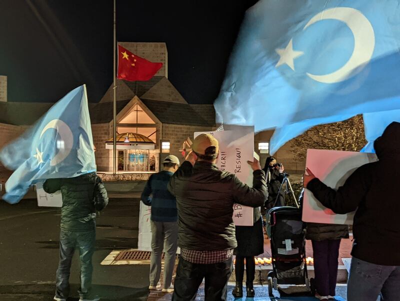 十多位维吾尔和华裔民运人士在中国驻美大使馆外举行抗议示威，声援中国爆发的“白纸运动”。（记者陈品洁摄影）