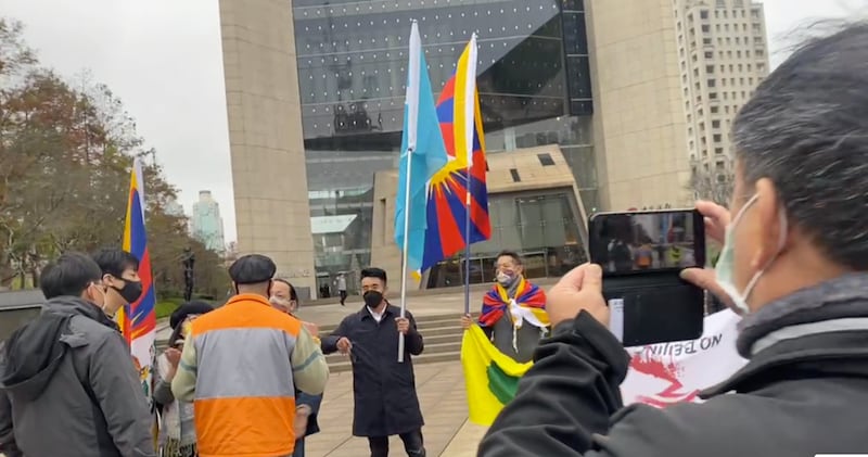 西藏台湾人权连线等台湾公民团体12日聚集台北中国银行前,举行抵制北京冬奥快闪抗议行动遭支持北京的统派人士叫嚣闹场。(西藏台湾人权连线直播截图)