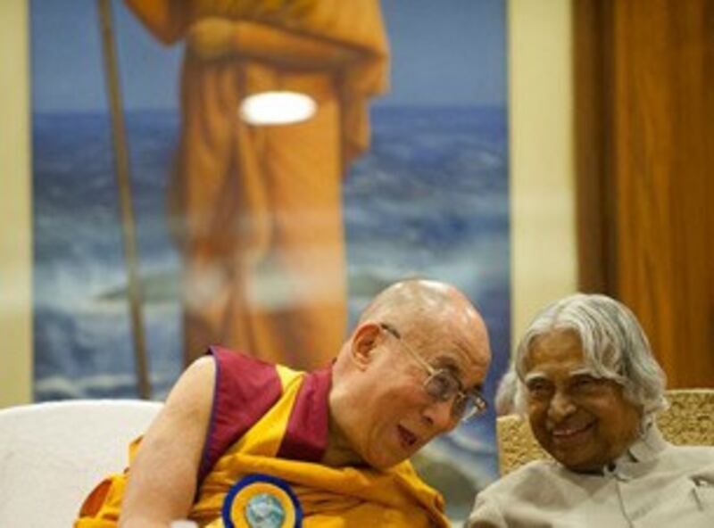 图片： 达赖喇喇嘛（左）和印度前总统卡拉姆。 （达赖喇嘛网站/记者丹珍）