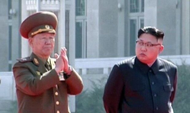 사진은 지난 4월 13일 열린 평양 여명거리 준공식에서 김정은과 황병서 모습.