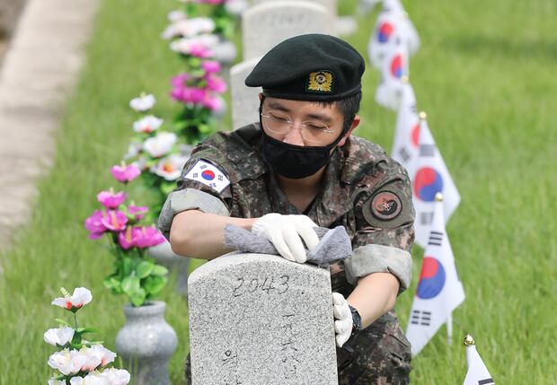지난해 한국전쟁 발발 71주년을 맞은 25일 동작구 국립서울현충원에서 한 부대 장병이 묘역정리를 하고 있다.