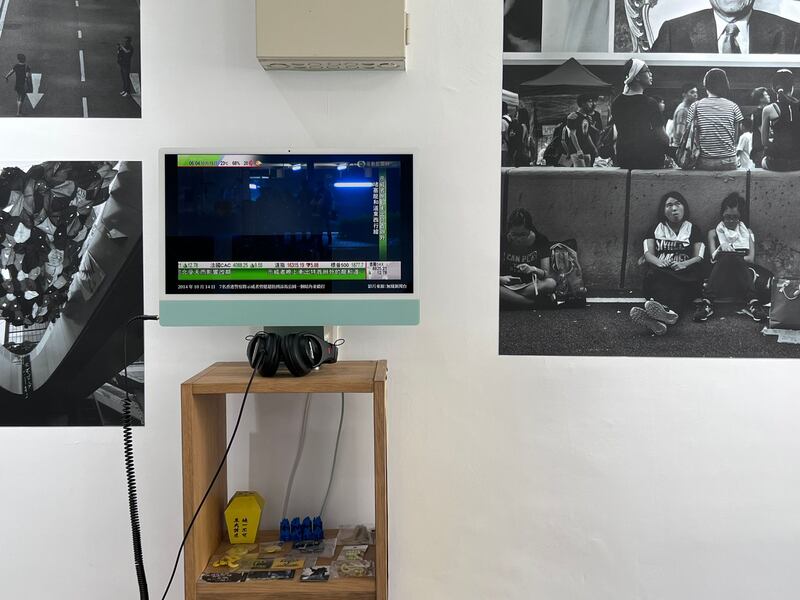 現場亦播放「暗角七警」的新聞片段。(淳音攝)
