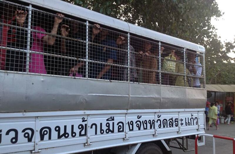 រថយន្ត​ទ្រុង​ថៃ ដឹក​ប្រជាពលរដ្ឋ​ខ្មែរ ឆ្លង​កាត់​តាម​ច្រកទ្វារ​អន្តរជាតិ​ប៉ោយប៉ែត យក​មក​ប្រគល់​ឲ្យ​អាជ្ញាធរ​កម្ពុជា​វិញ​កាល​ពី​ថ្ងៃ​ទី​៧ មិថុនា ឆ្នាំ​២០១៤។