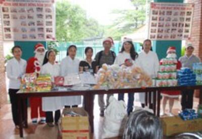 Phát quà Noel tại Cô nhi viện AIDS ở Thủ Đức.