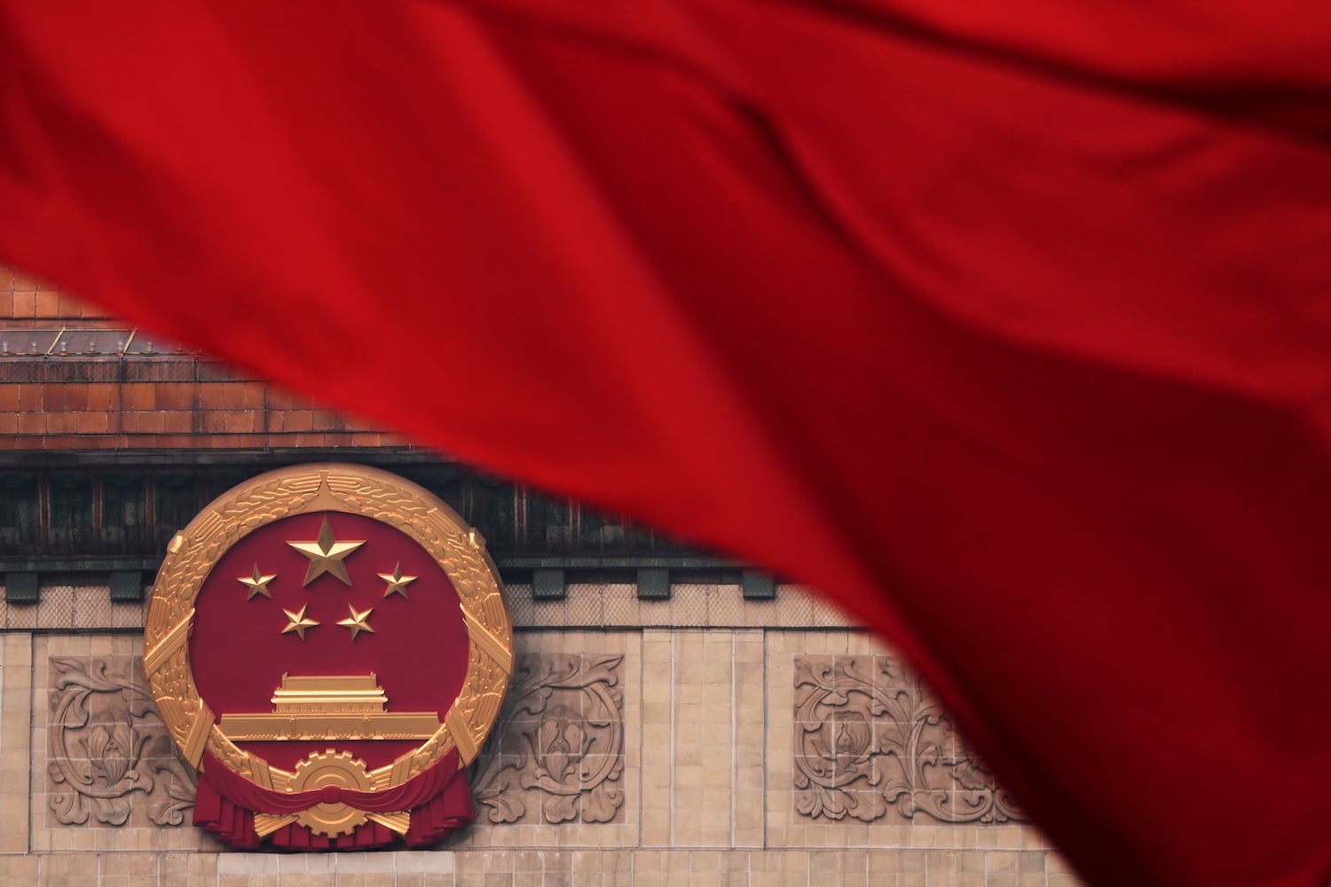 རྒྱ་ནག་མི་མང་ཚོགས་ཁང་ཆེན་མོའི་མདུན་དུ་དར་ཆ་དམར་པོ་གཡོ་བཞིན་པ། (༢༠༢༥།༠༣།༡༠)