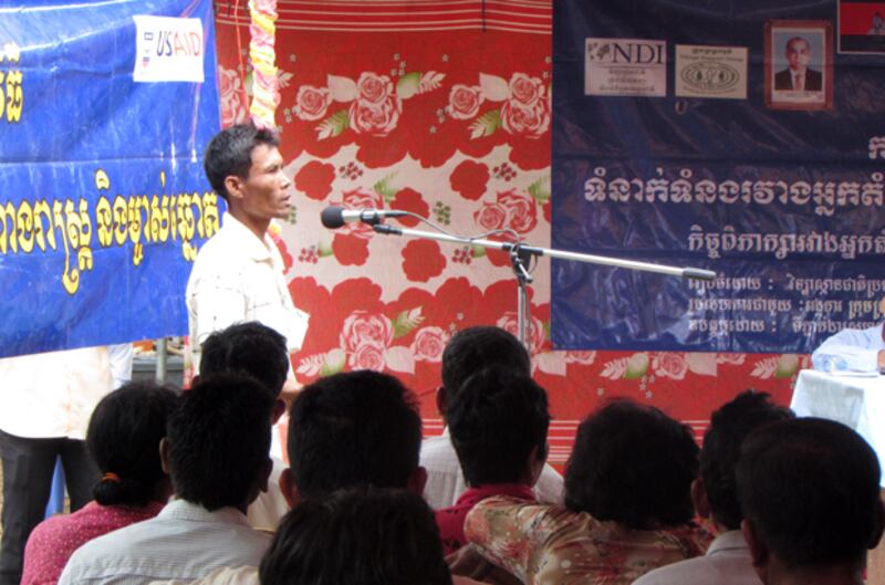 ប្រជាពលរដ្ឋ​ឡើង​មាន​មតិ​ក្នុង​វេទិកា​សាធារណៈ​ម្ចាស់​ឆ្នោត​ជួប​ជាមួយ​តំណាង​រាស្ត្រ នៅ​វត្ត​គាល់ក្រឡ ឃុំ​គាល់ក្រឡ ស្រុក​គាល់ក្រឡ ខេត្ត​បាត់ដំបង កាល​ពី​ថ្ងៃ​ទី​១៩ ខែ​កក្កដា ឆ្នាំ​២០១៥។ 
