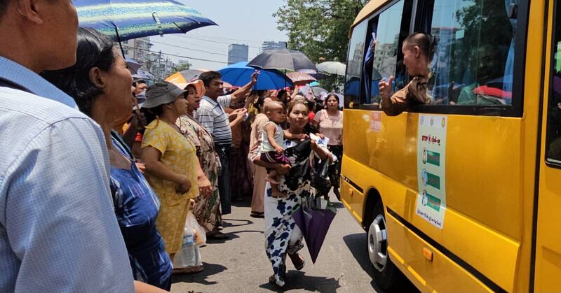 ရန်ကုန်မြို့၊ အင်းစိန်အကျဉ်းထောင်ရှေ့တွင် လာရောက်စောင့်ဆိုင်းနေသူများအား ၂၀၂၄ ခုနှစ်၊ ဧပြီလ ၁၇ ရက်နေ့က တွေ့ရစဉ်။ (Photo: RFA)