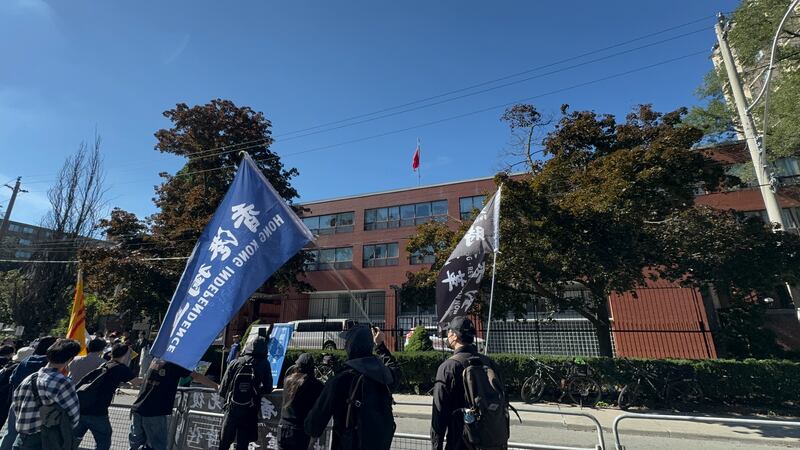 有港人為仿傚2019年國慶日示威者塗污中聯辦外國徽，稱今日用同樣方式「賀佢老母」，.在領事館外焚燒中共國旗。（胡彗藍 攝）.JPG