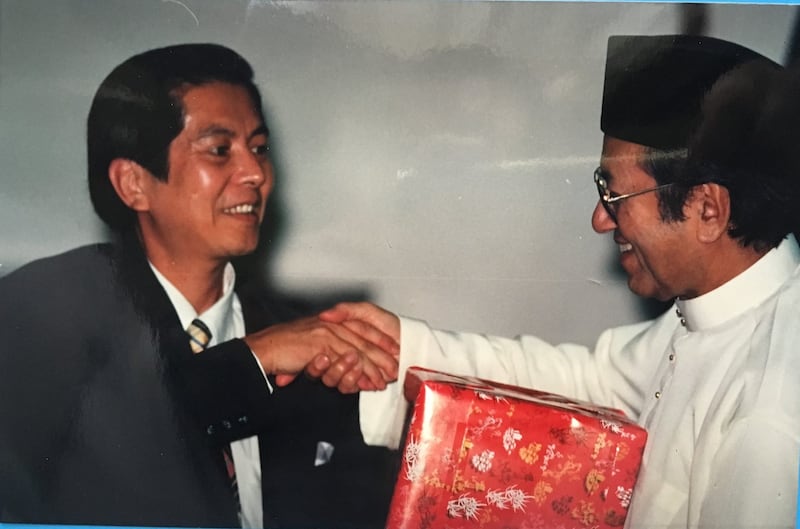 1996年,林健煉(左)率台灣媒體高層前往馬來西亞考察,並拜會前馬來西亞首相馬哈迪(右)。(受訪者提供)