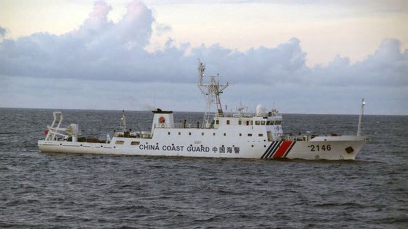 中国海警船在东海附近争议小岛航行。（路透）