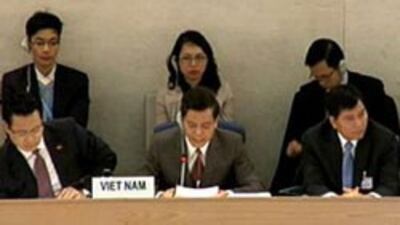 Thứ trưởng Hà Kim Ngọc đang chăm chú "đọc" báo cáo. Courtesy of nguyentandung.org