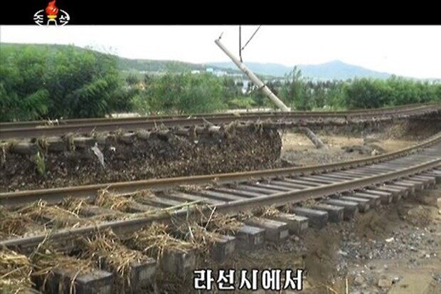 태풍 '고니'가 할퀴고 간 함경북도 나선시의 모습. 강풍과 폭우로 철길이 무너졌다.