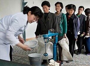 식량배급을 타는 북한주민들의 모습.