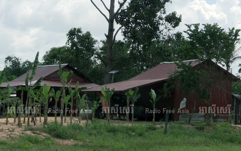 លំនៅដែលពលរដ្ឋនៅភូមិរហាល ទើបតែសង់ថ្មីនៅជិតប្រាសាទបន្ទាយក្តី ខេត្តសៀមរាប។ រូបថតថ្ងៃទី៣ សីហា ឆ្នាំ២០១៧។ RFA/Hang Savyouth