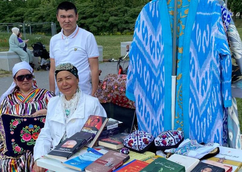 شىۋېتسىيە ئۇيغۇر بىرلىكى خادىملىرى «يەرۋا ھەپتىلىكى» پائالىيىتىدە ئۇيغۇر مەدەنىي بۇيۇملىرى ۋە كىتابلىرىنى كۆرگەزمە قىلدى. 2024-يىلى 31-ماي، سىتوكھولم.