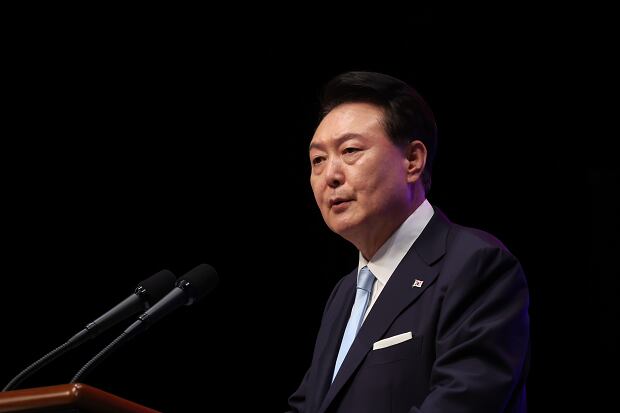 윤석열 한국 대통령이 15일 서울 종로구 세종문화회관에서 열린 제79주년 광복절 경축식에서 경축사를 하며 '8.15 통일 독트린'을 발표하고 있다.