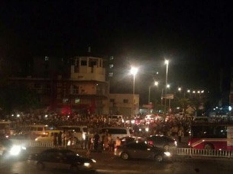 图片： 民众围观抗议。 （中国茉莉花革命网）