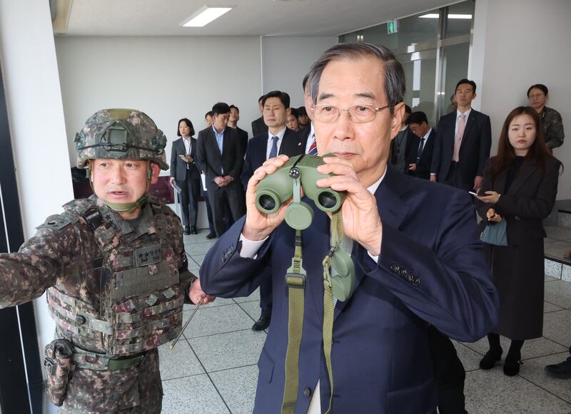 한덕수 대통령 권한대행 국무총리가 1일 경기도 파주 육군 1사단 도라 관측소(OP) 전망대에서 양진혁 육군 1사단장의 설명을 들으며 전방을 살피고 있다.